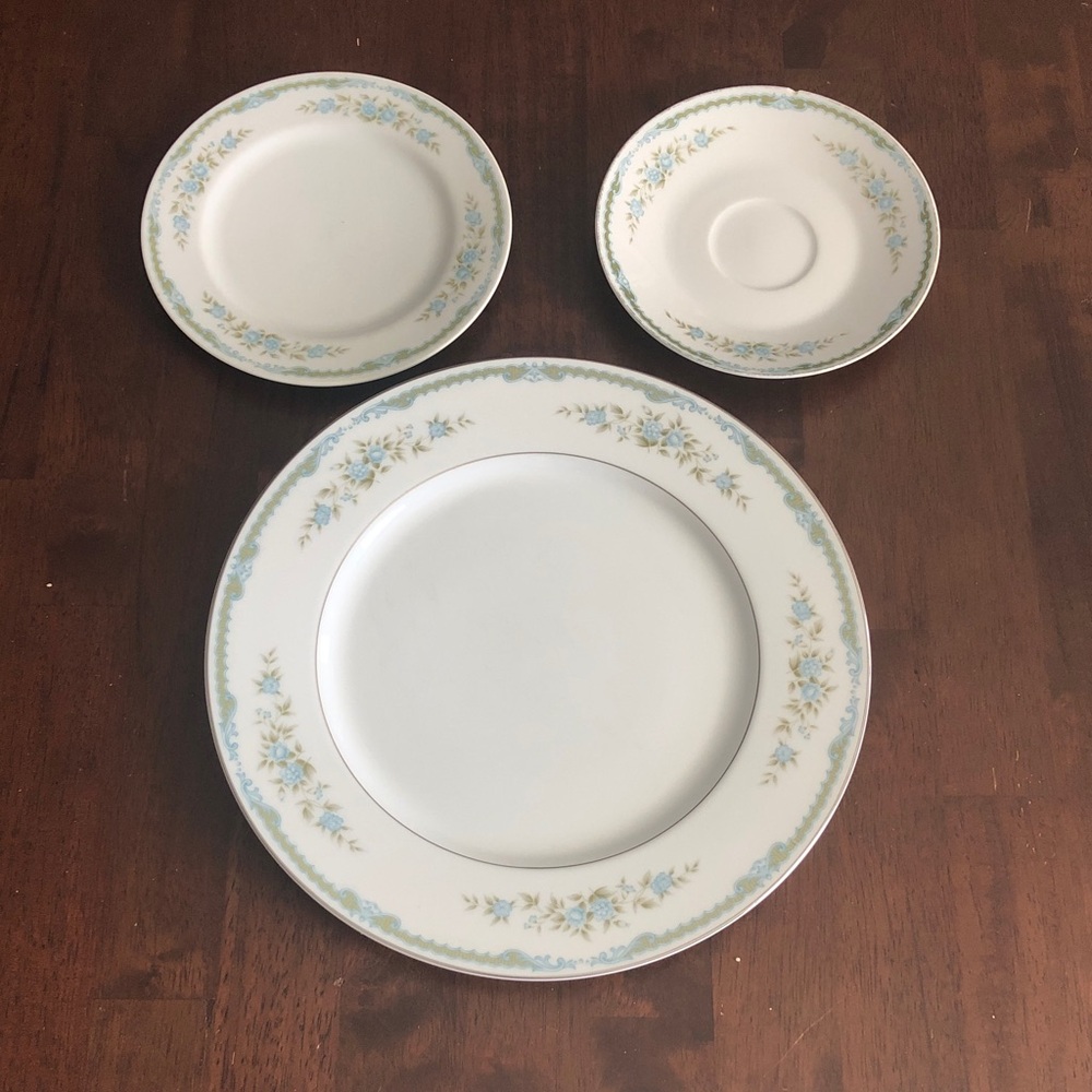 🎂 Four Crown China Floral Dinnerware Set